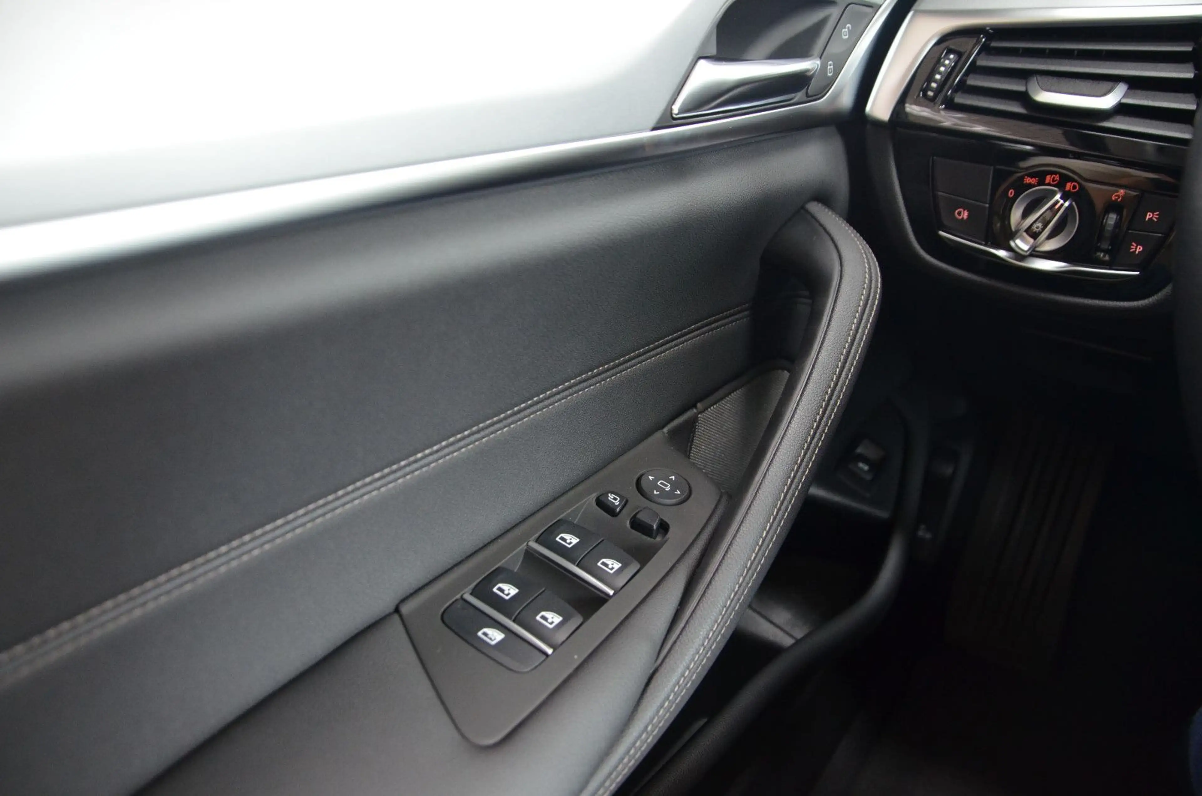 BMW 540 d xDrive Touring *AUTOMATIK*LED*1.HAND!* — photo 11