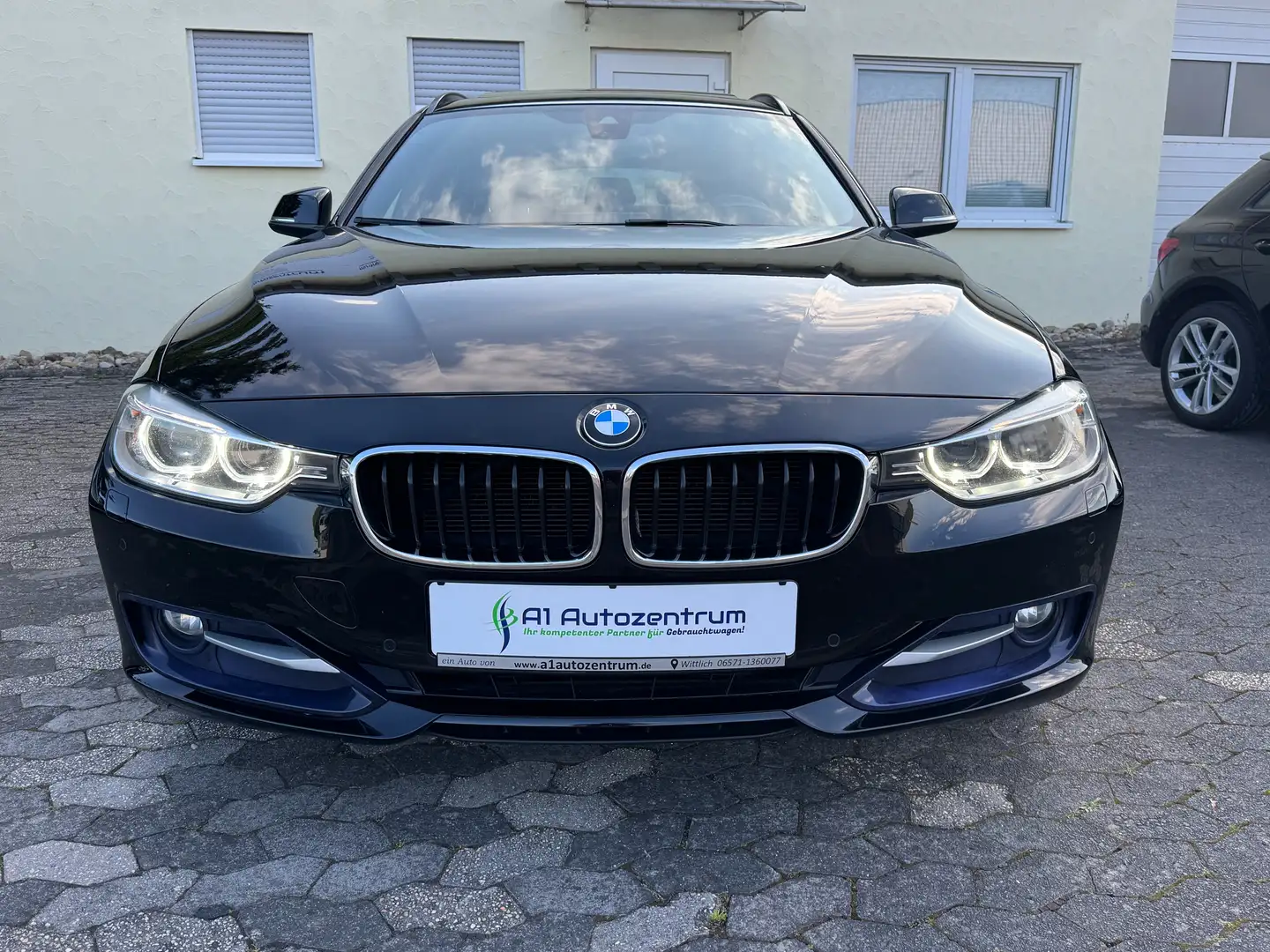 BMW 320 d Touring Aut Sport Line AHK Navi Headup M-Lenkrad Schwarz - 2