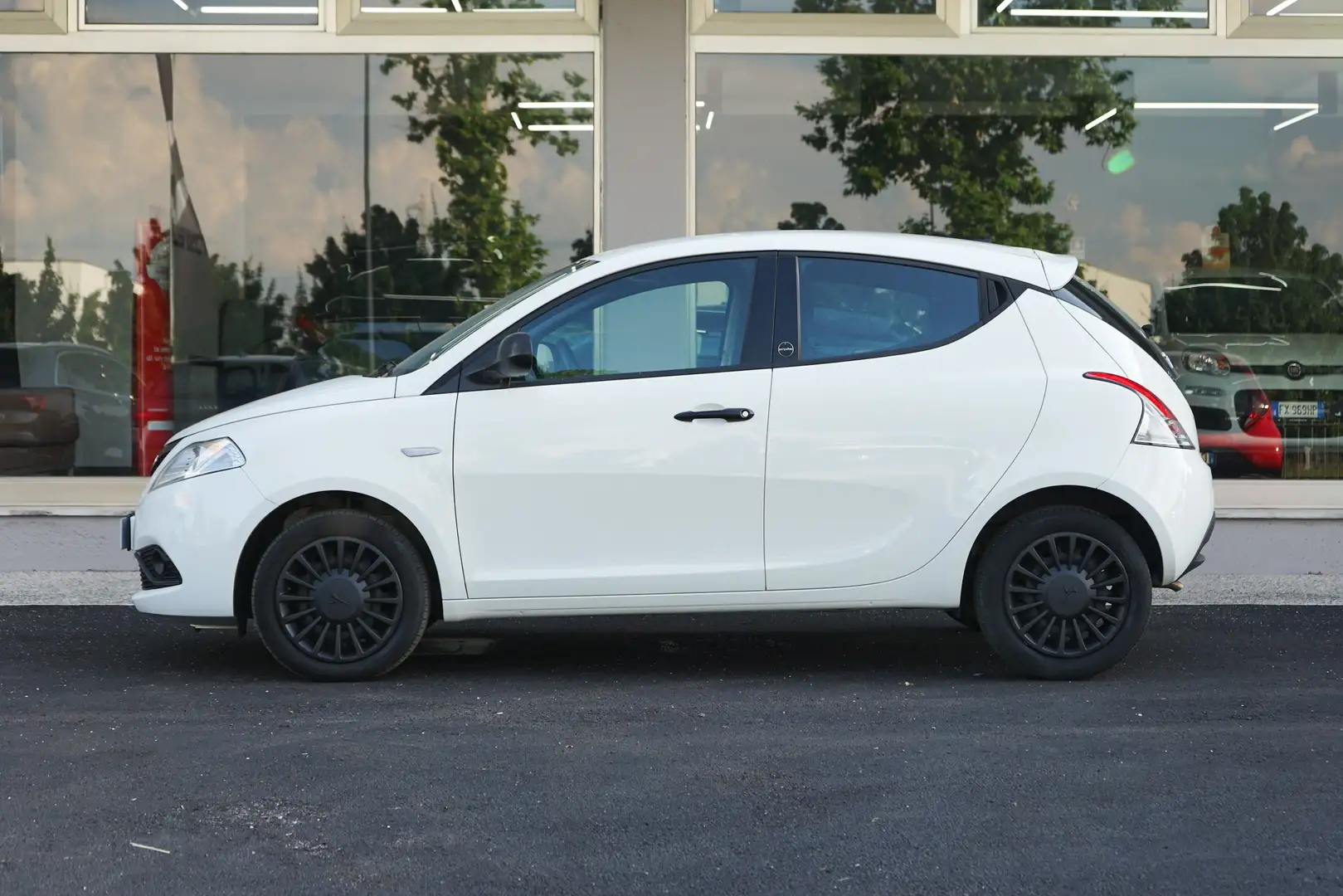 Lancia Ypsilon Ypsilon III 2015 1.2 Elefantino Blu Blanc - 2