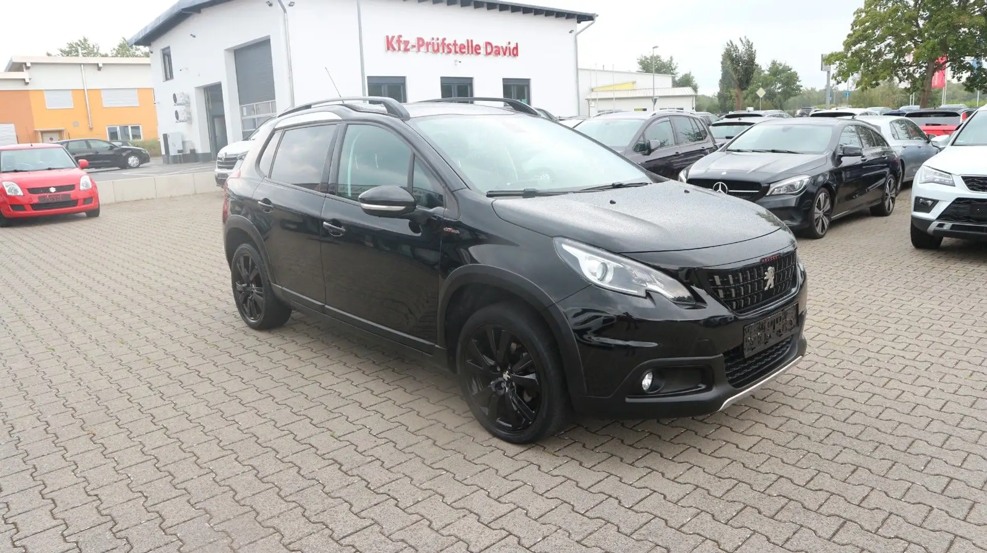 Peugeot 2008 1.2 PureTech Allure GT-Line*Navi* Schwarz - 2
