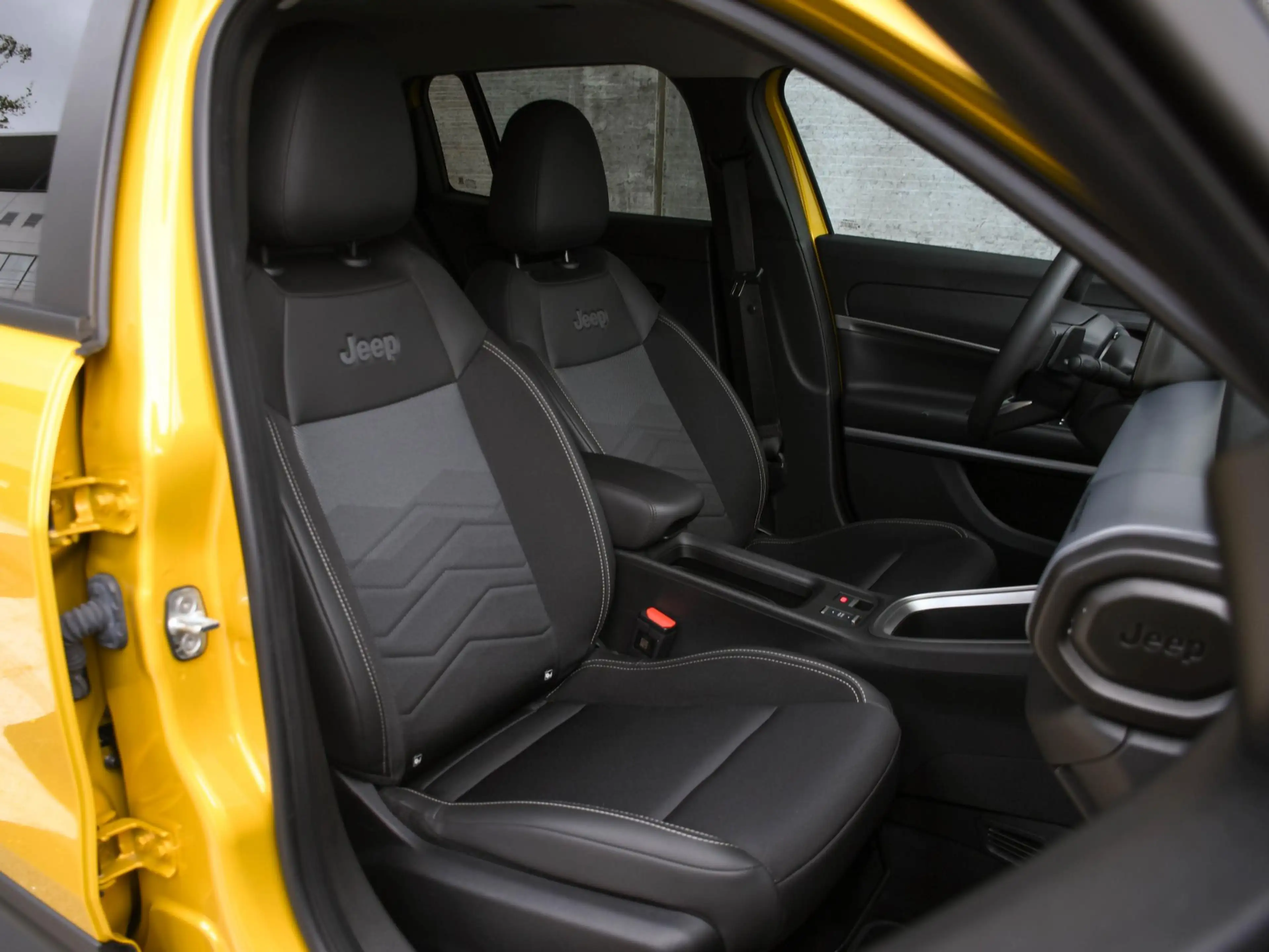 Jeep Avenger Summit 1.2 e-Hybrid 110pk Automaat JBL | ELEK. ACH — photo 10