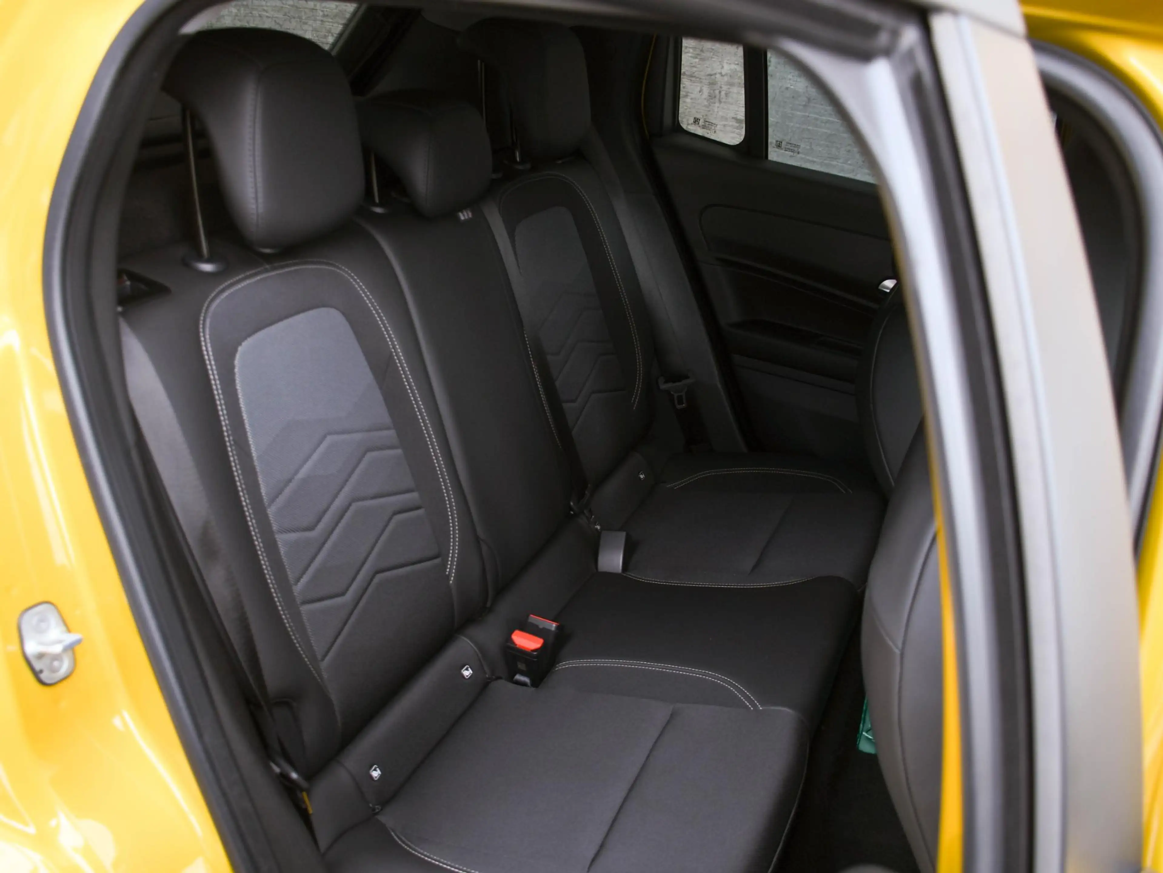 Jeep Avenger Summit 1.2 e-Hybrid 110pk Automaat JBL | ELEK. ACH — photo 11