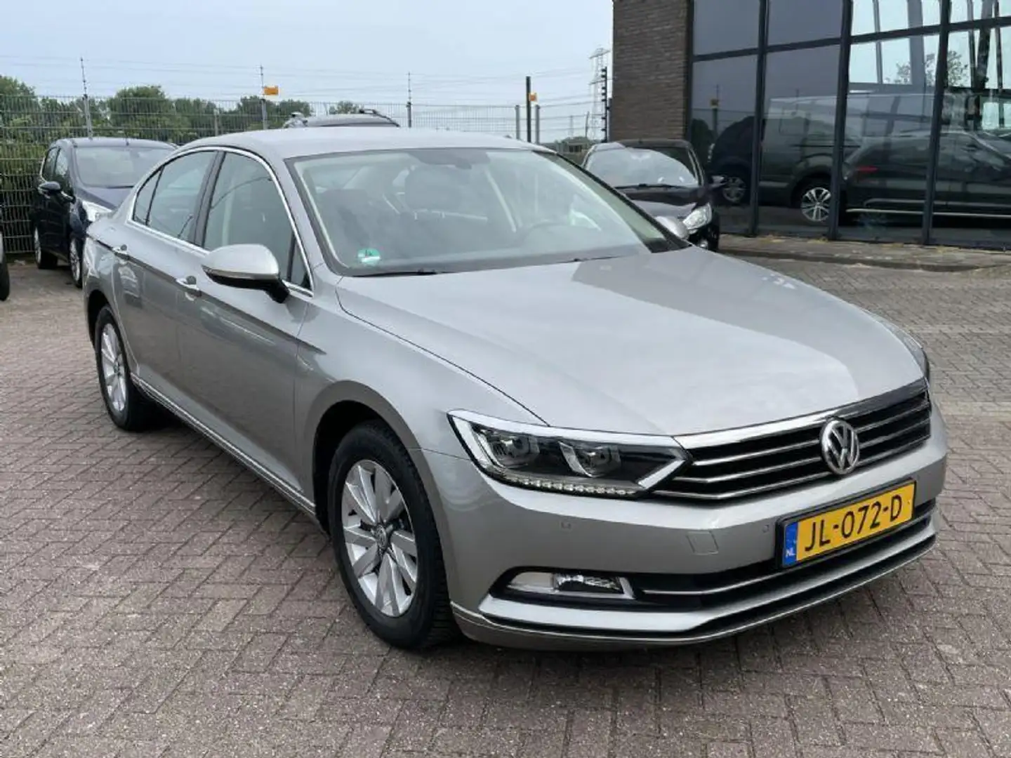 Volkswagen Passat 1.6 TDI Connected Series, 1E EIG, NAP, VOLLEDIGE O Grigio - 2