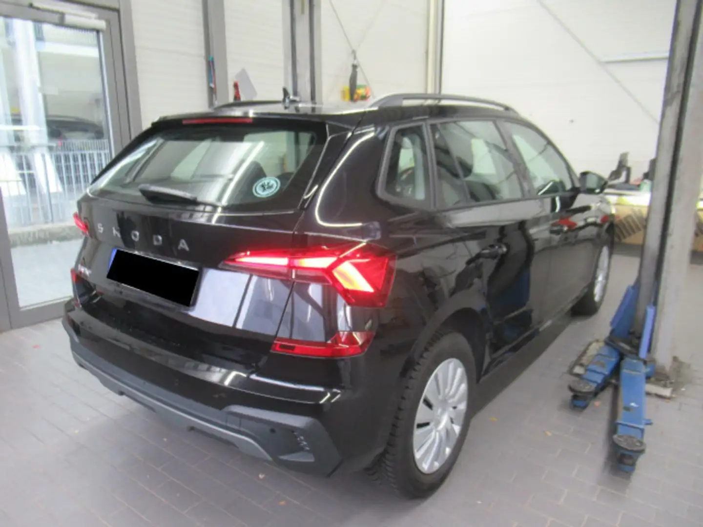 Skoda Kamiq 1.0 TSI DSG Selection FrontAssist LED Clim Schwarz - 2