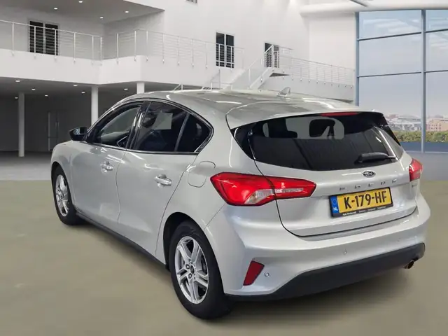 Ford Focus view 3