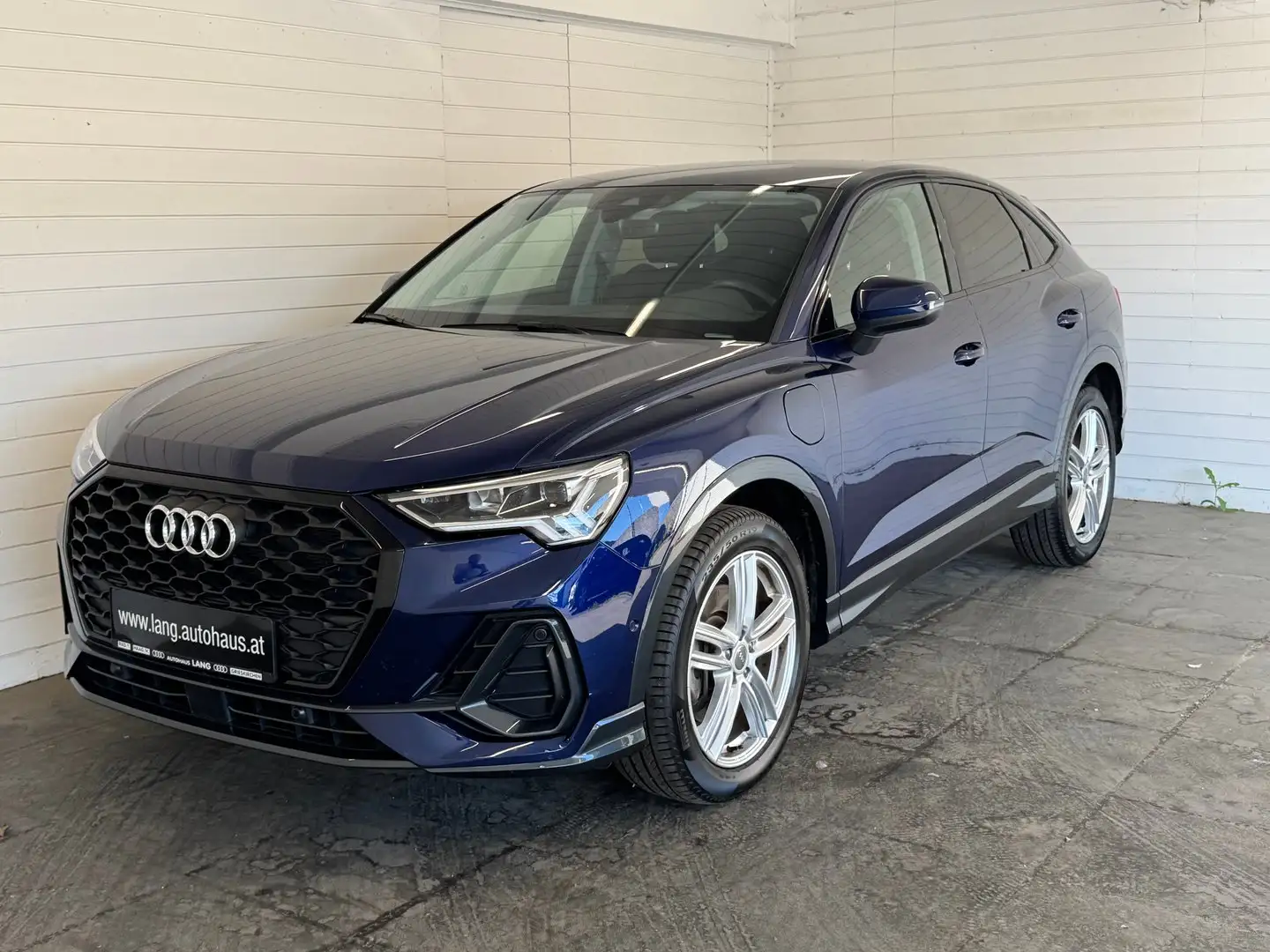 Audi Q3 e-tron 45 TFSI e Blau - 1