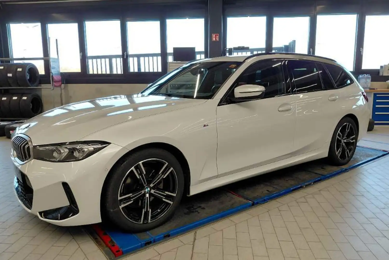 BMW 320 d xDrive M Sport ACC+DAB+Widscreen+SHZ+18"Alu Weiß - 2
