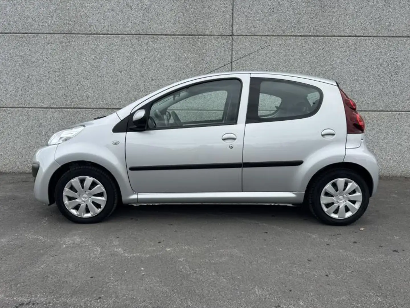 Peugeot 107 1.0 ESSENCE 50 KW 67 000 km ! Argent - 2