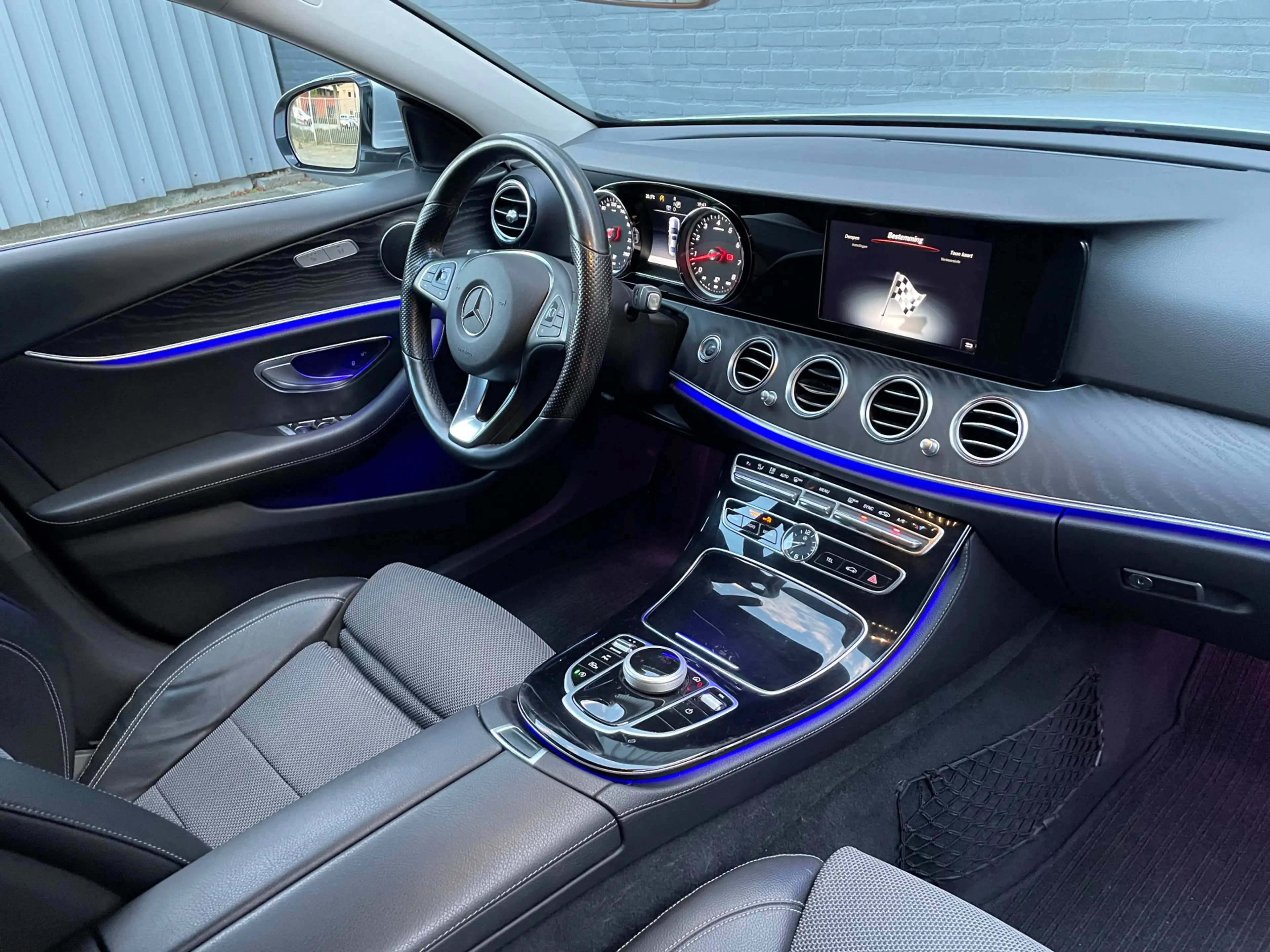 Mercedes-Benz E 200 Sedan, Trekhaak - Dodehoekassistent - achteruitrij — photo 11
