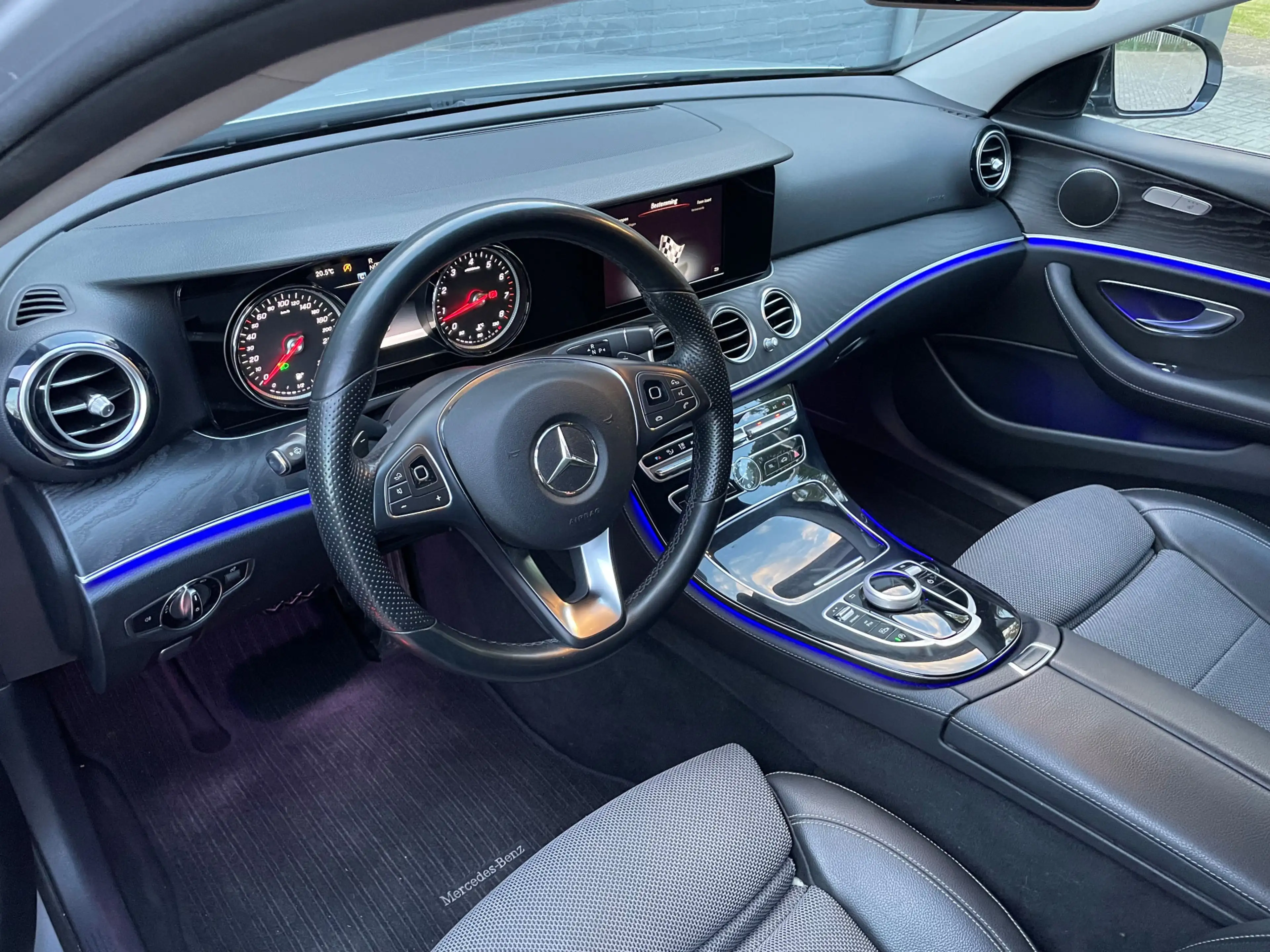 Mercedes-Benz E 200 Sedan, Trekhaak - Dodehoekassistent - achteruitrij — photo 12