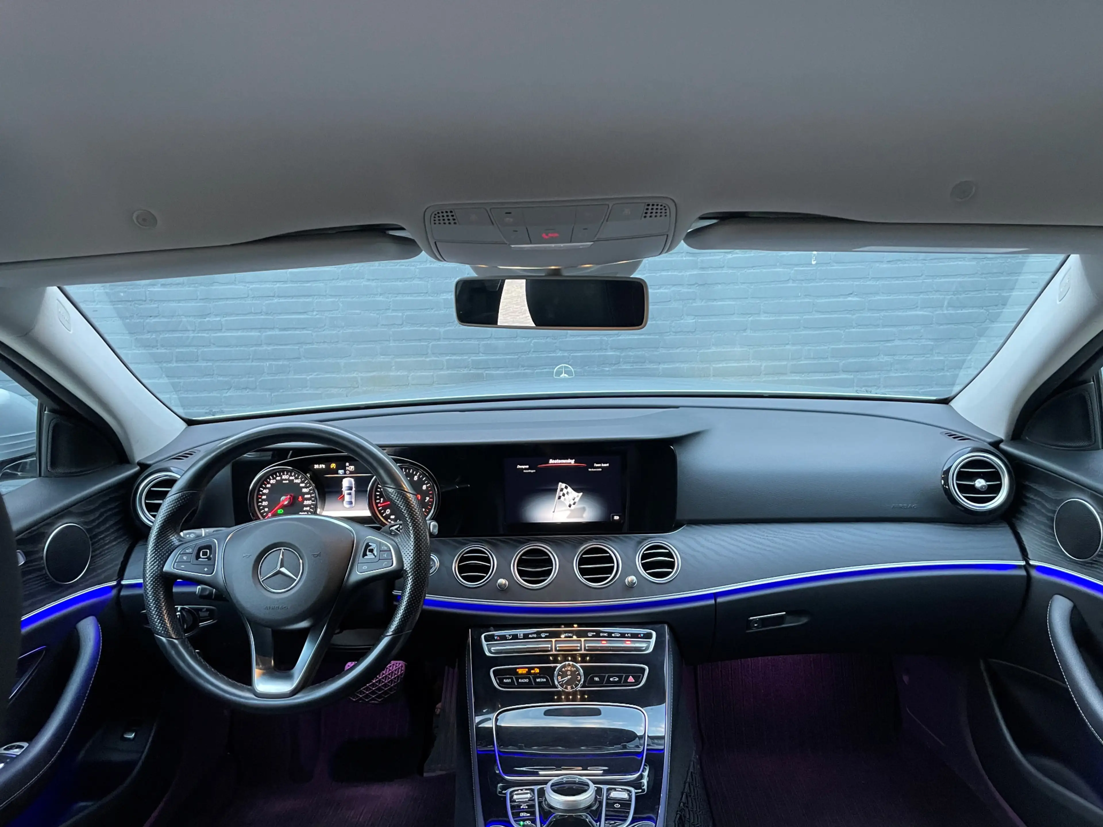 Mercedes-Benz E 200 Sedan, Trekhaak - Dodehoekassistent - achteruitrij — photo 3