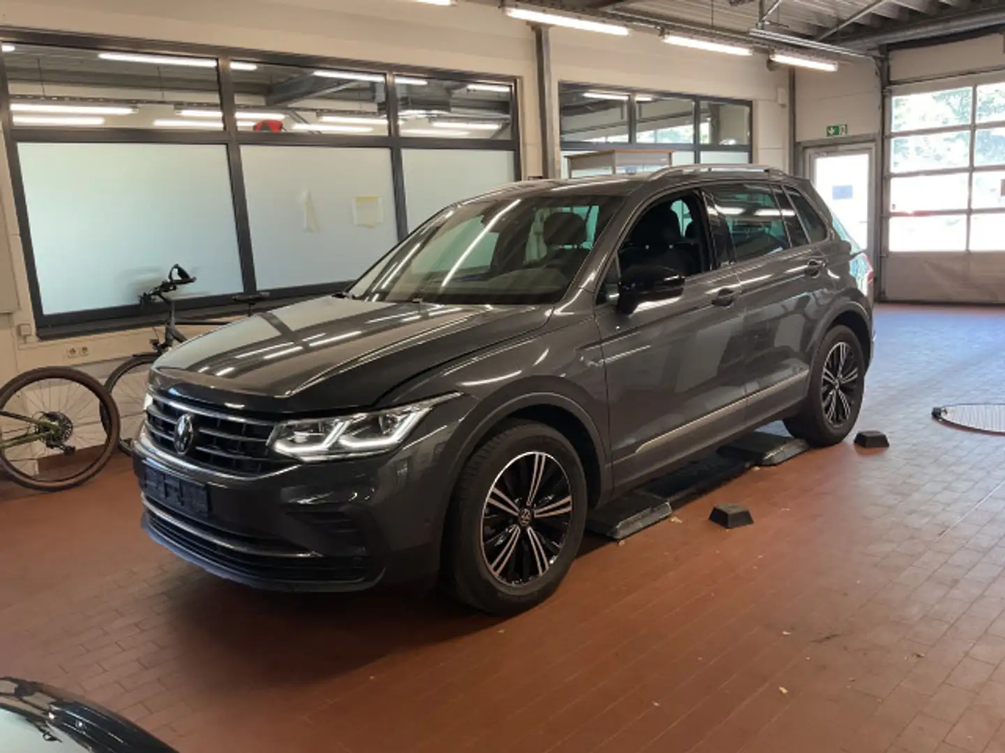 Volkswagen Tiguan 1.5 TSI DSG Active AHK Kamera Klima Navi Sitzhzg Grau - 1