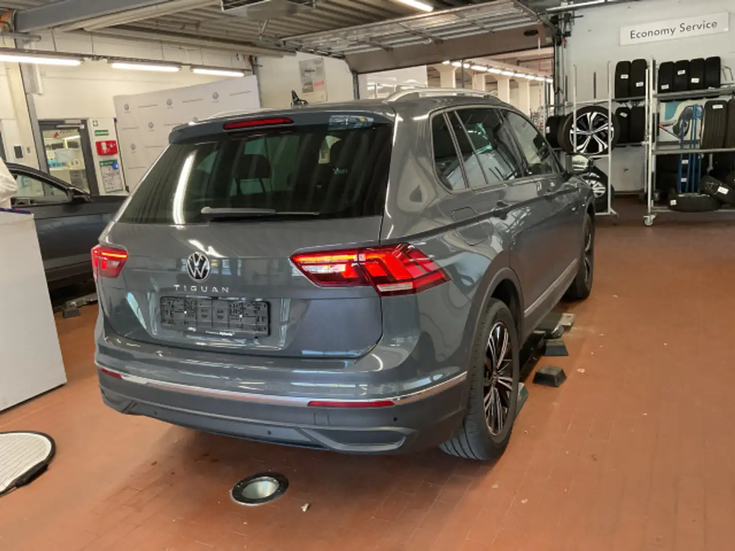 Volkswagen Tiguan 1.5 TSI DSG Active AHK Kamera Klima Navi Sitzhzg Grau - 2