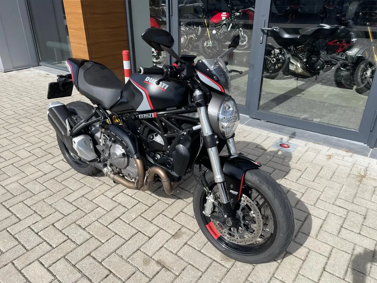 Ducati Monster 821 Stealth NL motor # dealeronderhouden Zwart - 2