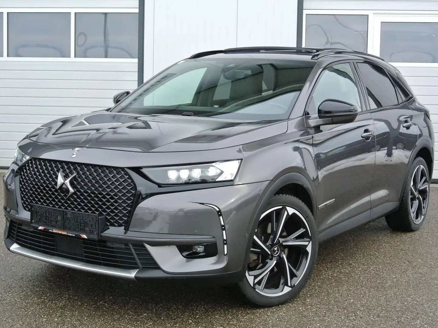 DS Automobiles DS 7 Crossback E-TENSE 300 EAT8 4X4 Lim Edit. LOUVRE *PANO *LEDER Grau - 1
