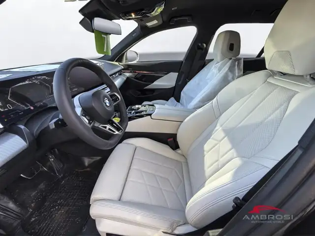 BMW 5 Series view 10