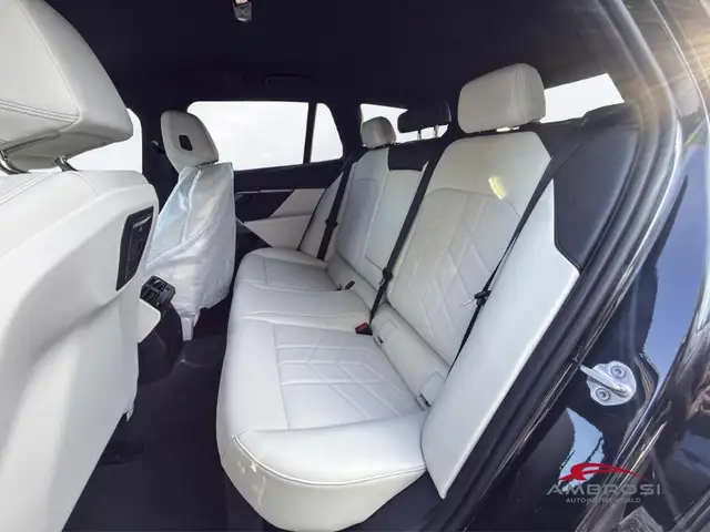 BMW 5 Series view 11