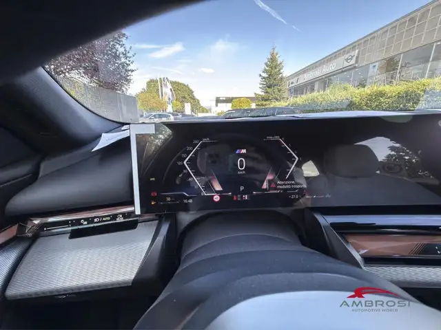 BMW 5 Series view 13