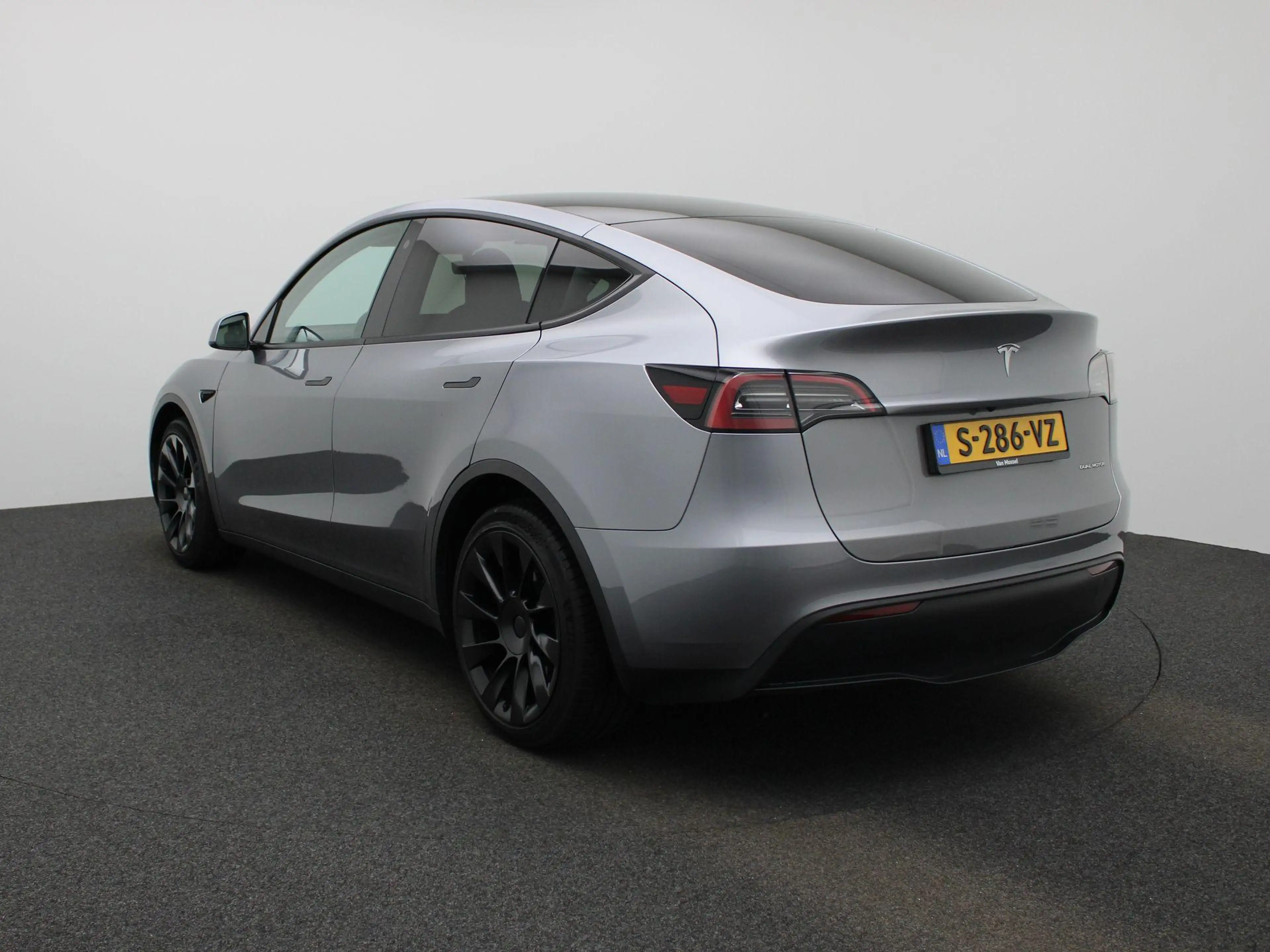 Tesla Model Y Long Range AWD 75 kWh — photo 2