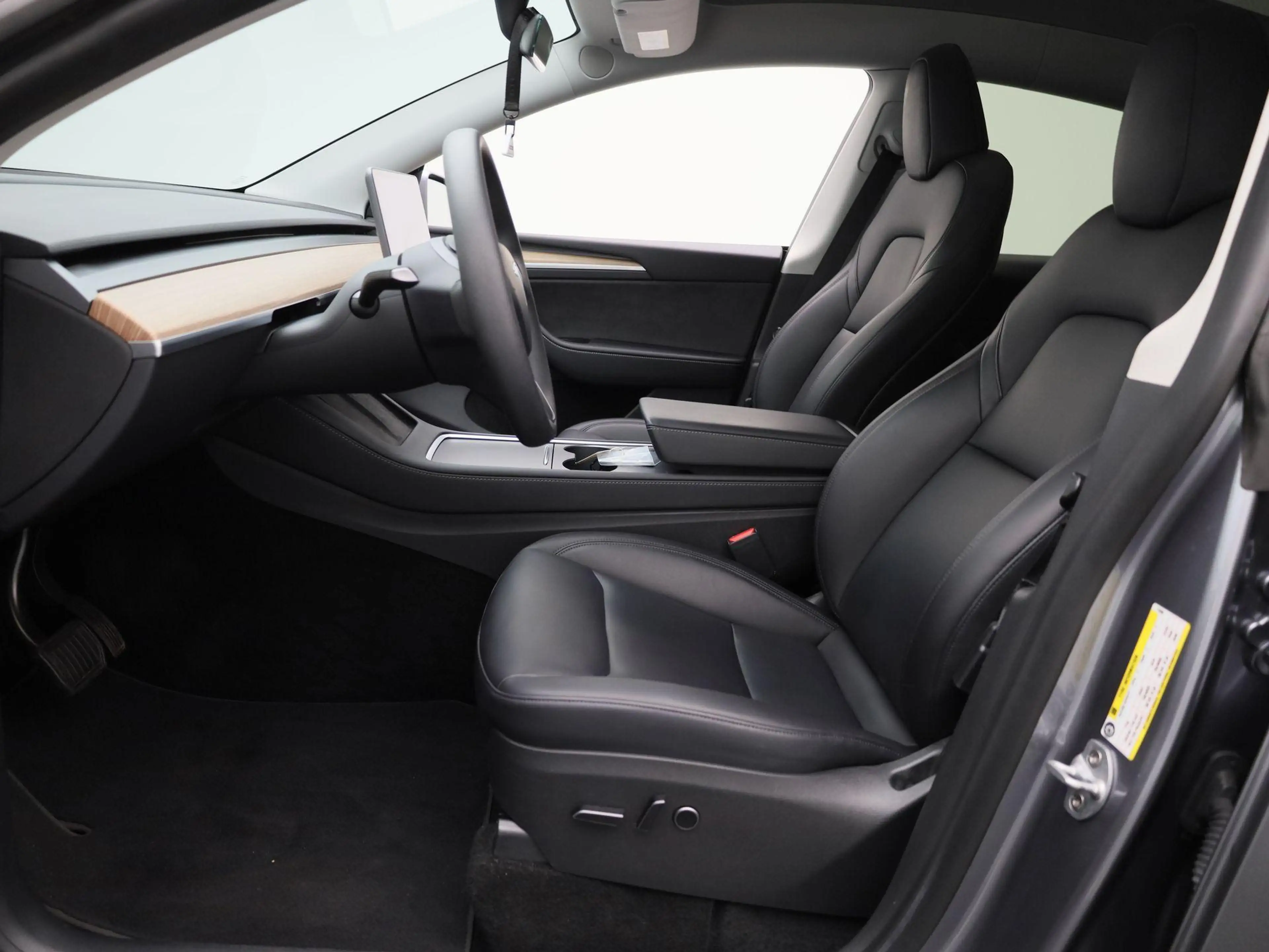 Tesla Model Y Long Range AWD 75 kWh — photo 10