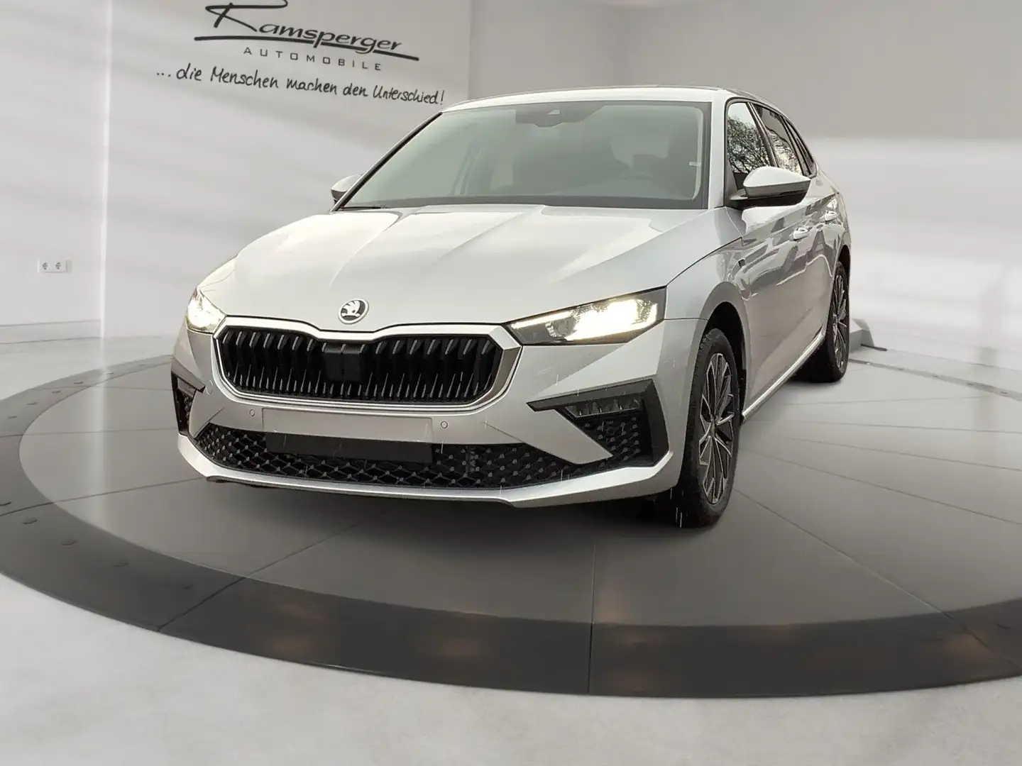 Skoda Scala 1.0 TSI DSG Tour AHK ACC Matrix APP Kamera Silber - 2