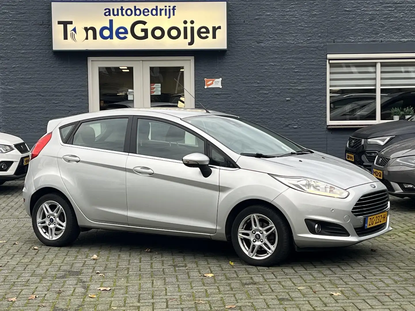 Ford Fiesta 1.0 EcoBoost Aut. Titanium | CLIMA | PDC V+A | Gris - 1