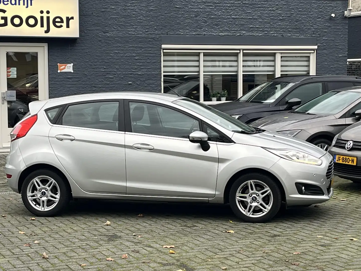 Ford Fiesta 1.0 EcoBoost Aut. Titanium | CLIMA | PDC V+A | Gris - 2