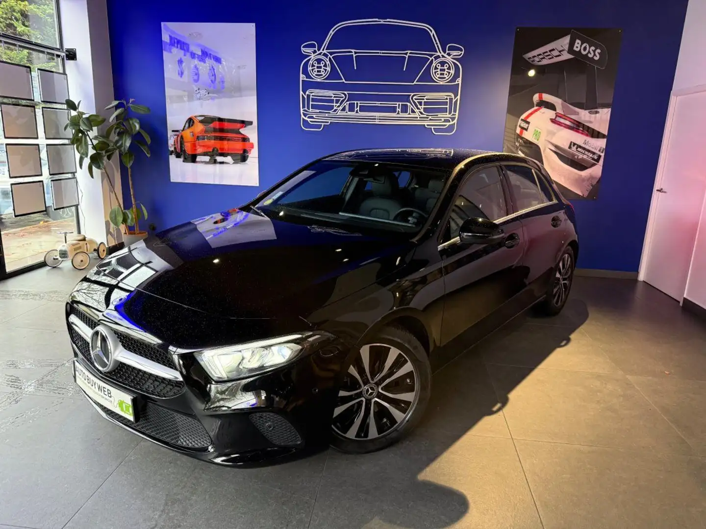 Mercedes-Benz A 180 BUSINESS 180 d 8G-DCT BUSINESS LINE PREMIERE MAIN FRANCAISE Noir - 1