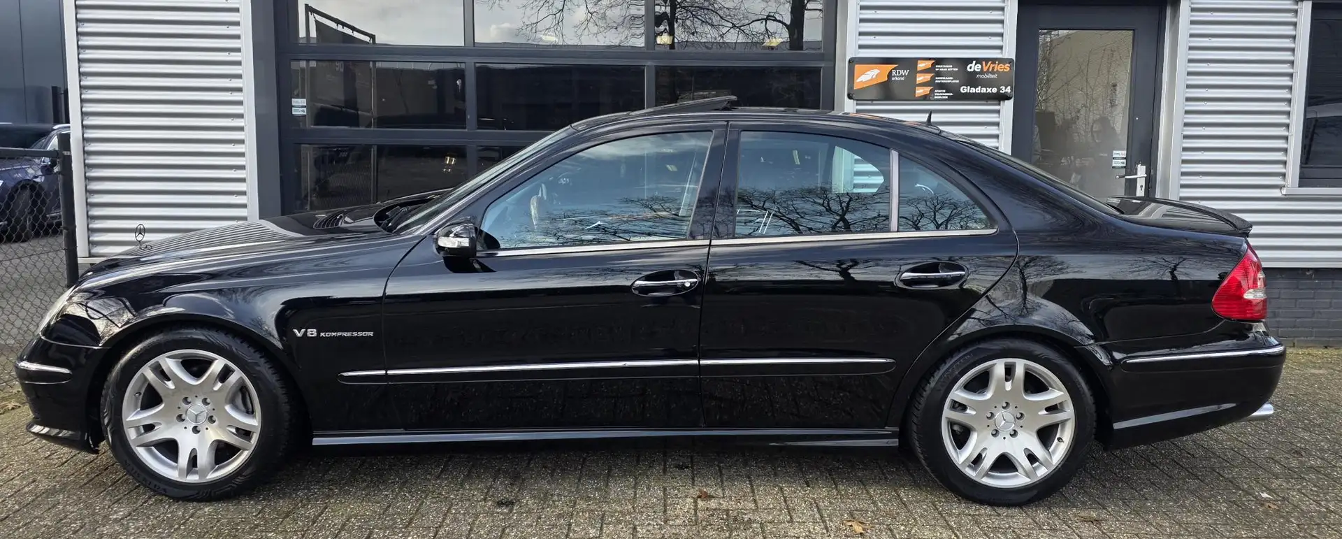 Mercedes-Benz E 500 V8 Avantgarde **AMG-AUT-LUCHT** Negro - 2
