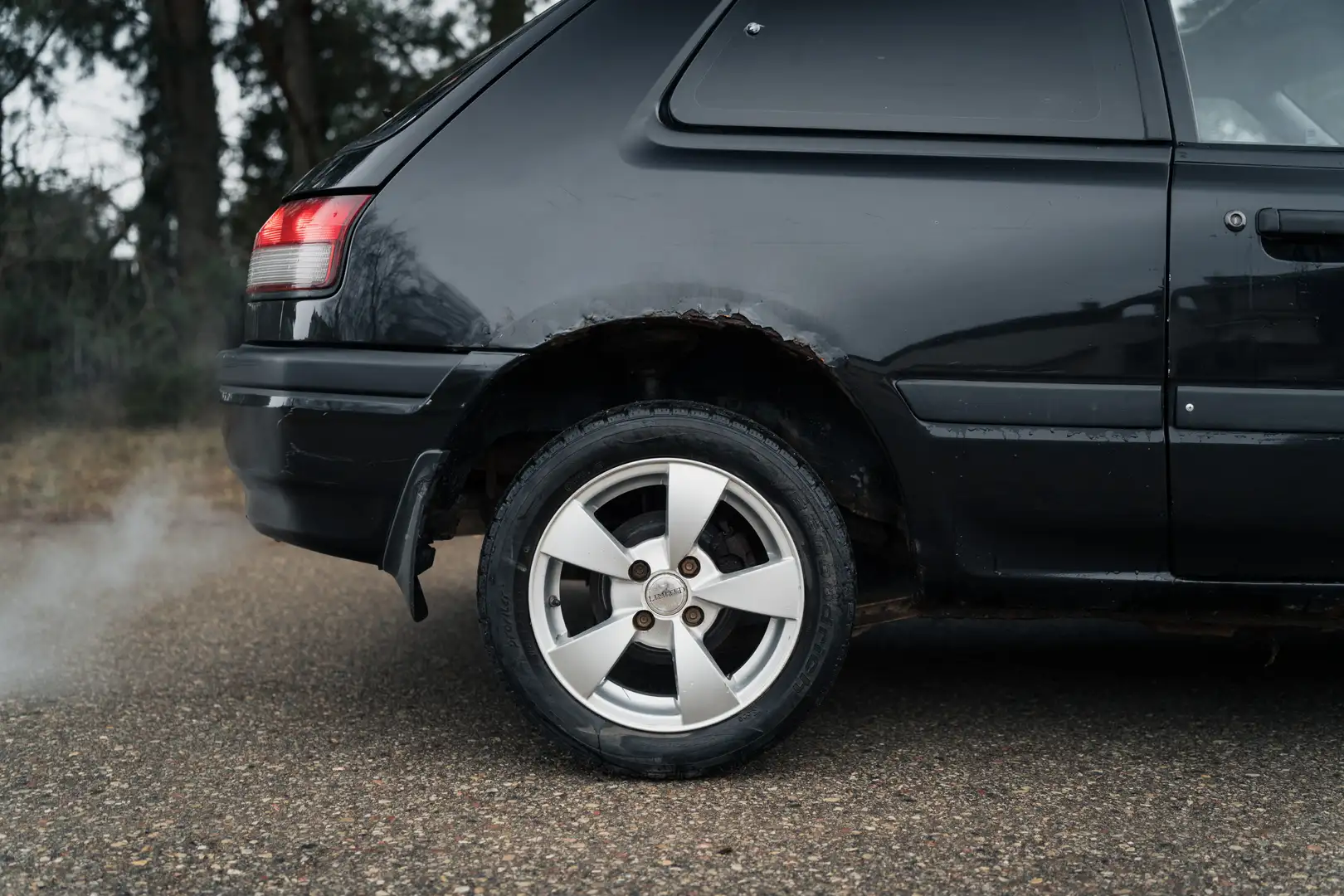 Mazda 323 4WD 16V GLX Schwarz - 2