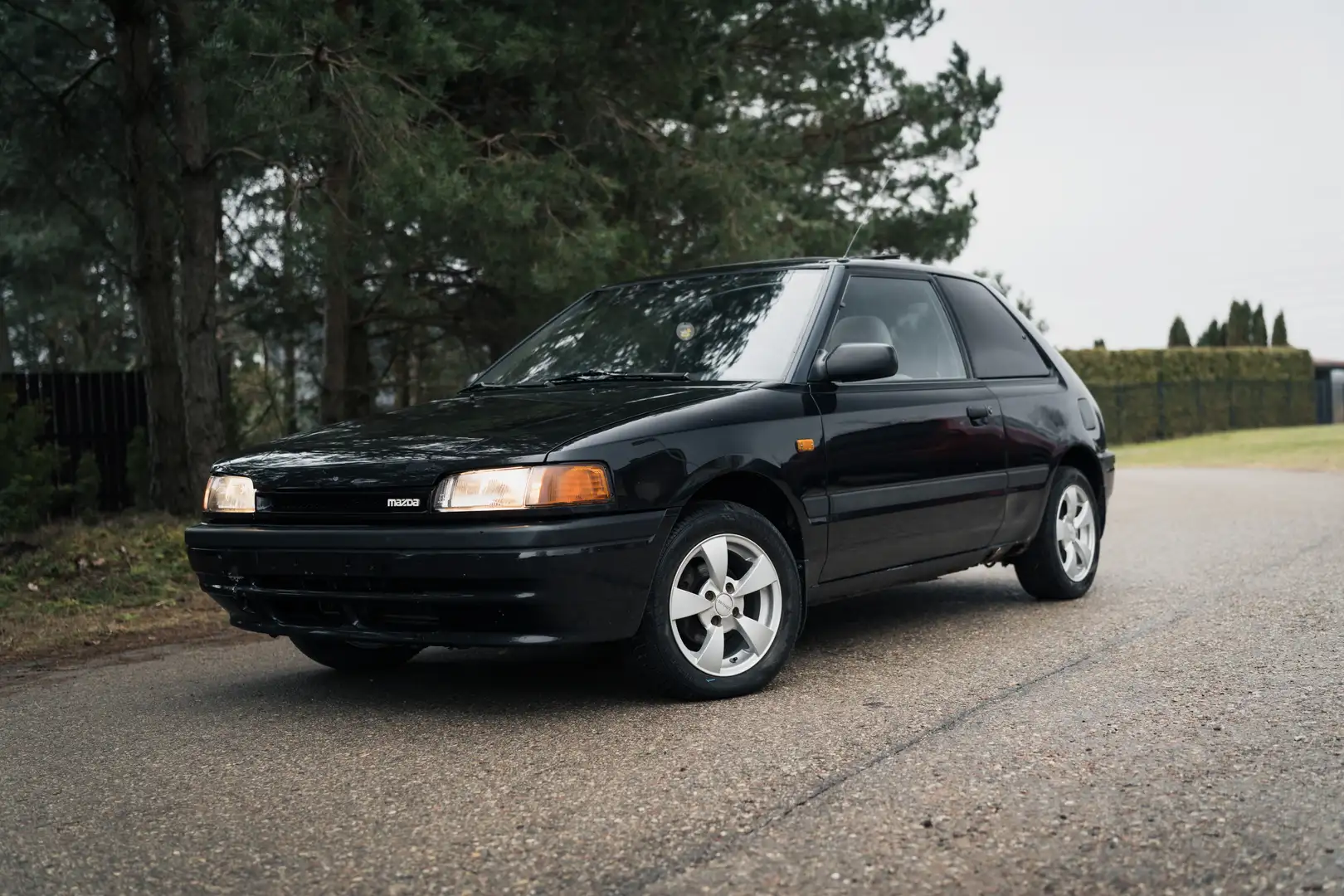 Mazda 323 4WD 16V GLX Schwarz - 1