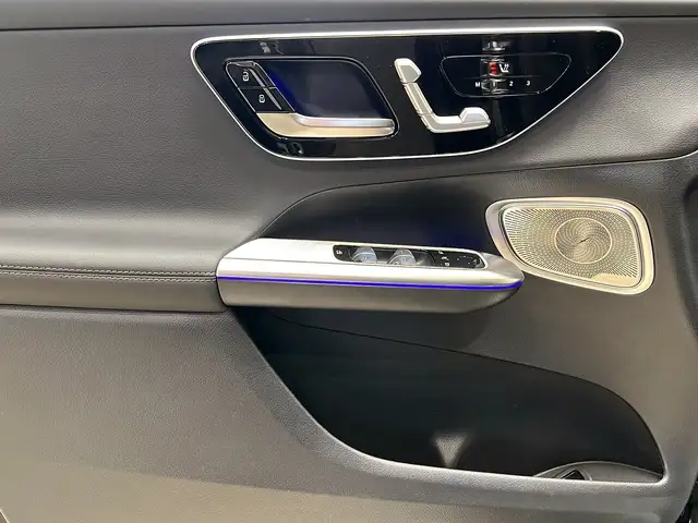 Mercedes-Benz 220 view 13