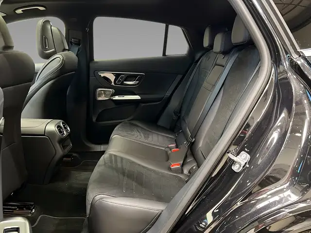 Mercedes-Benz 220 view 9