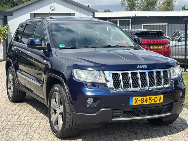 Jeep Grand Cherokee view 3