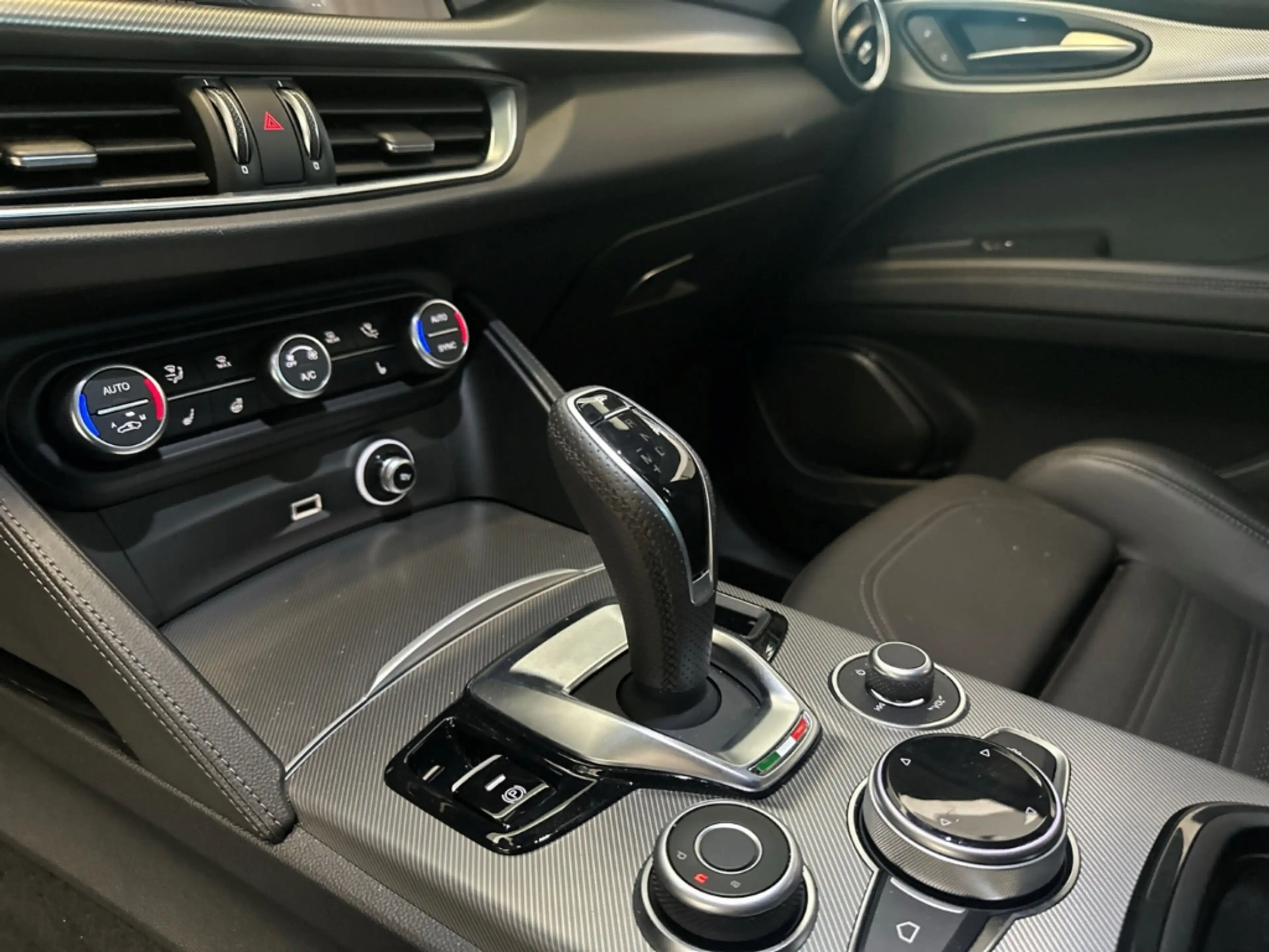Alfa Romeo Stelvio 2.2 Q4 Veloce ACC AHK Matrix Kamera 20'' — photo 13