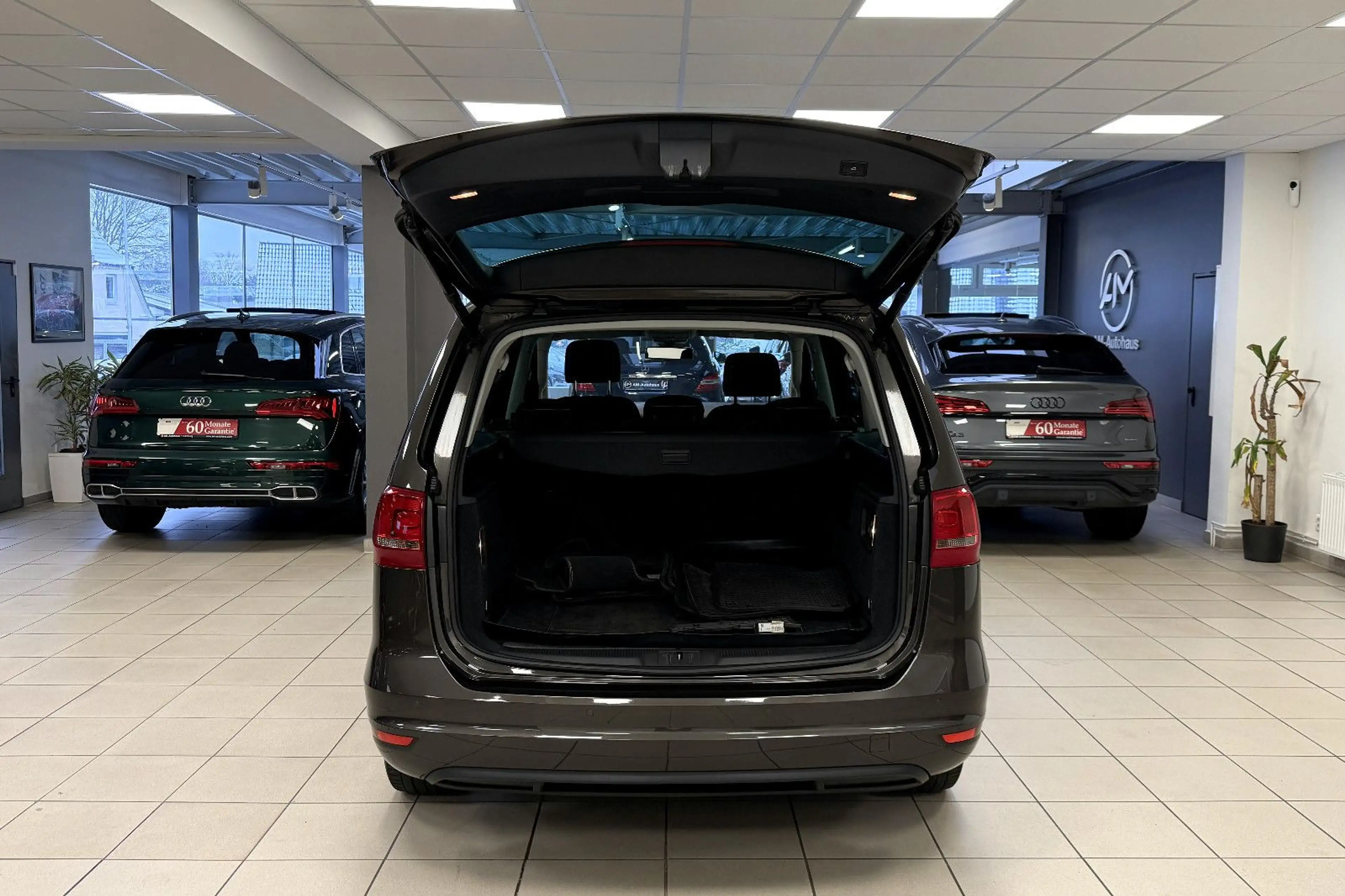 Volkswagen Sharan Cup BMT *7Sitzer*PanoramaSD*AHK*Kamera — photo 12