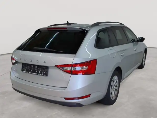 Skoda Superb view 4