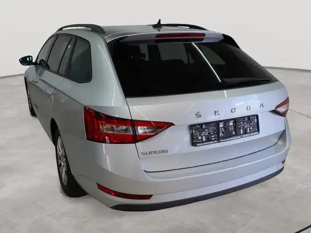 Skoda Superb view 5
