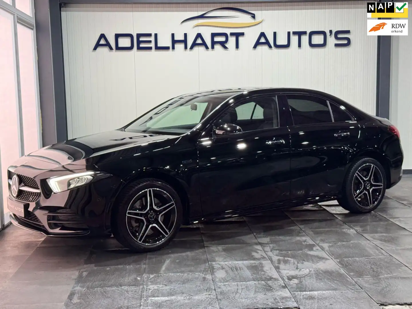 Mercedes-Benz A 250 e Business Solution AMG Limited Automaat / Navigat Zwart - 1