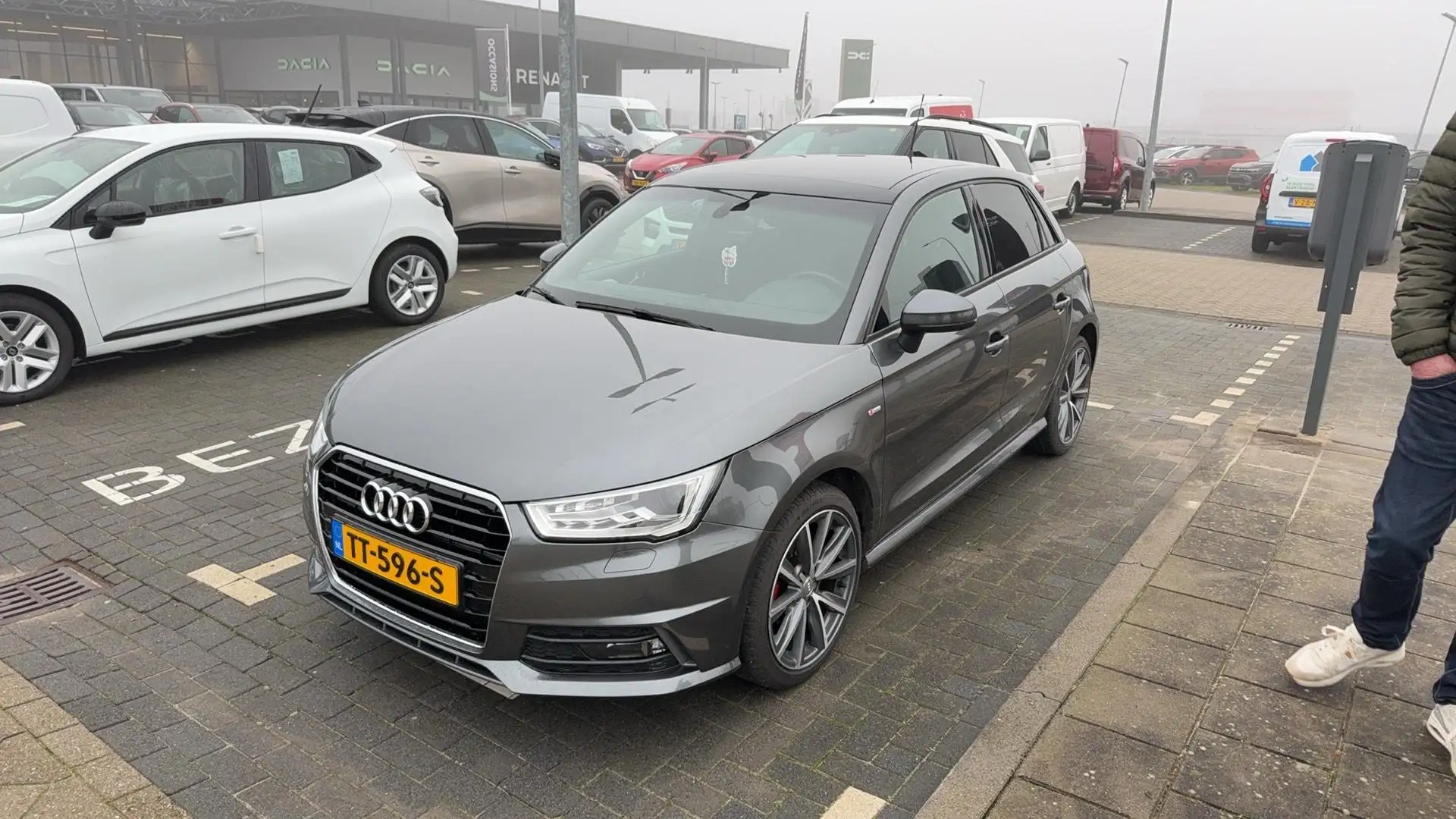 Audi A1 Sportback 1.0 TFSI Advance Sport | Panoramadak | Grijs - 2