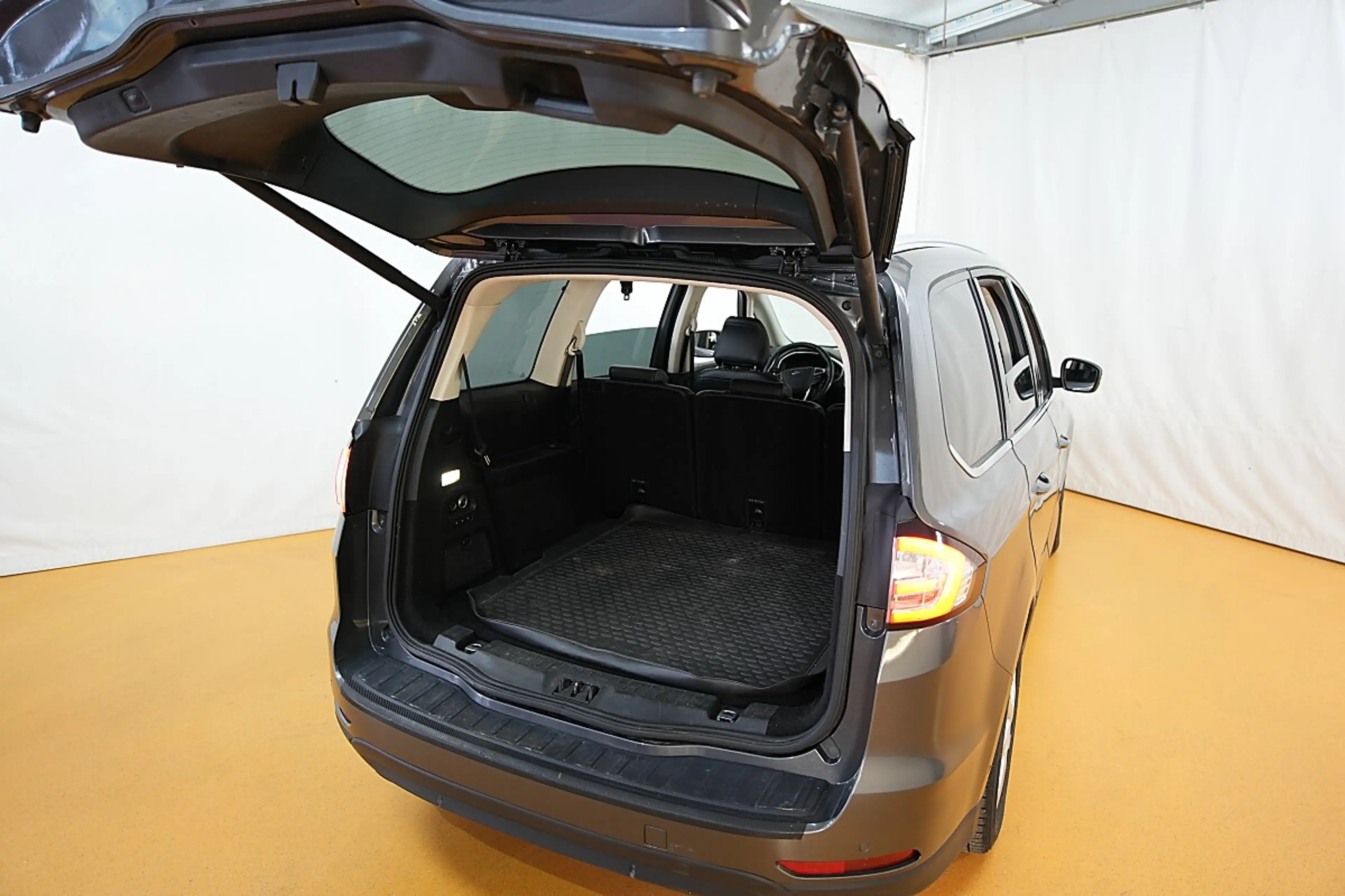 Ford Galaxy 2,0 TDCi AWD Titanium Start/Stop Powershift — photo 31