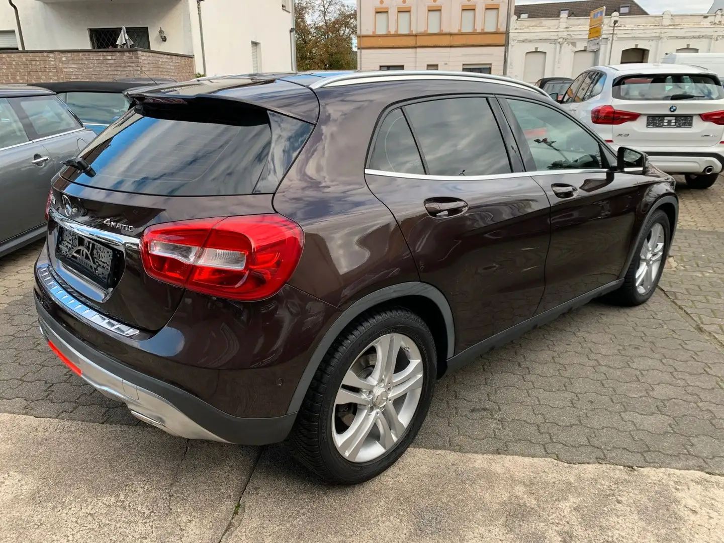 Mercedes-Benz GLA 250 4MATIC Panoramadach Automatik Braun - 2