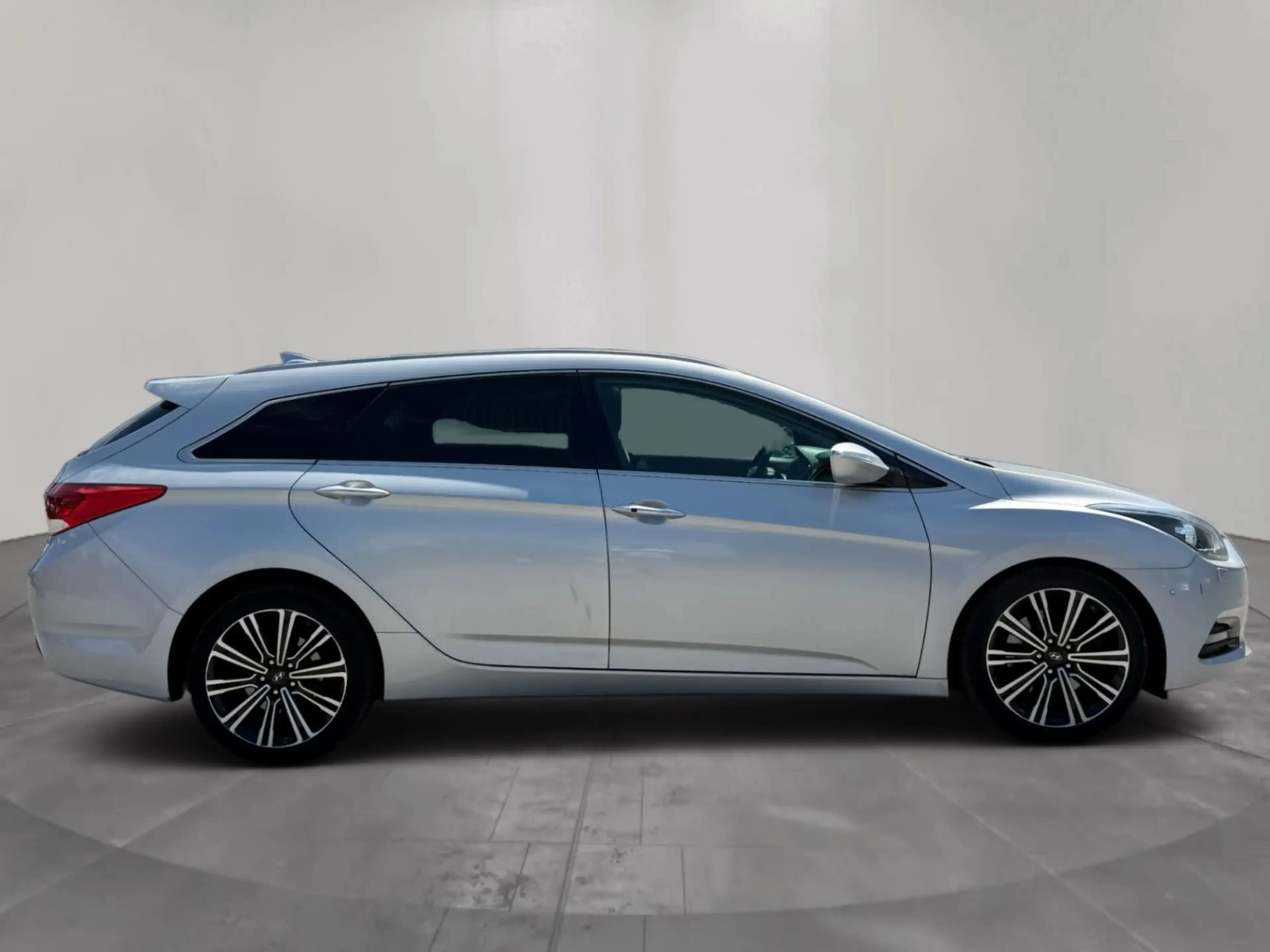 Hyundai i40 cwblue Premium 1.7CRDIAutom. XenonLederPano — photo 5