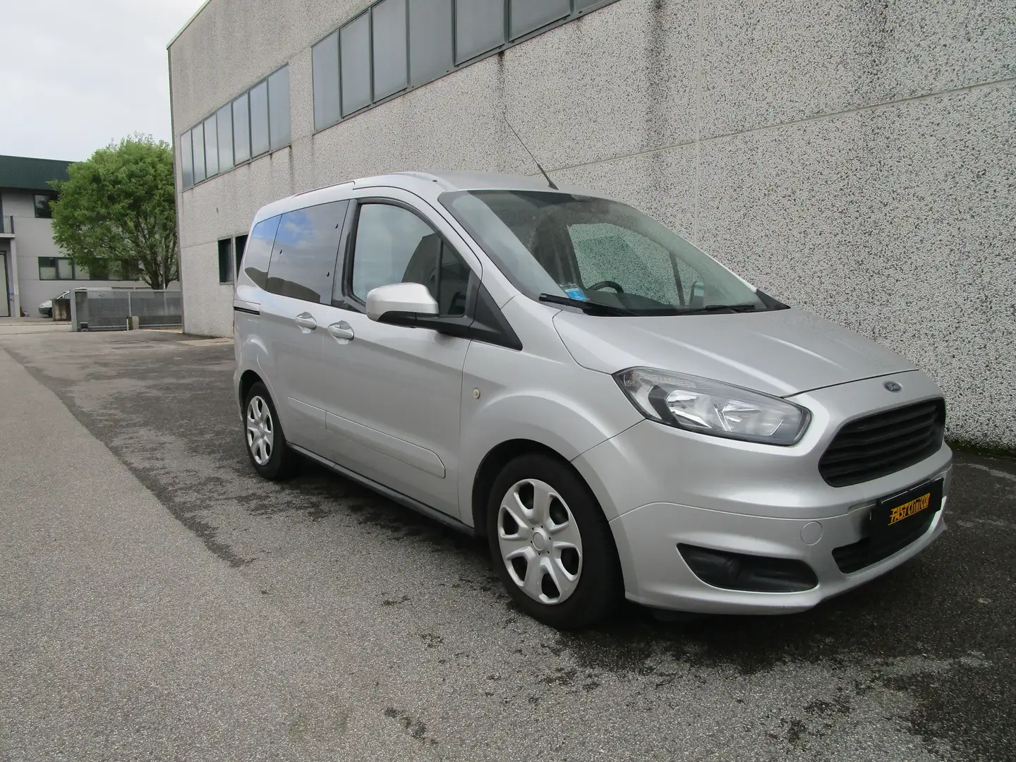 Ford Tourneo Courier 1.5 TDCI 75cv Plus Plateado - 2