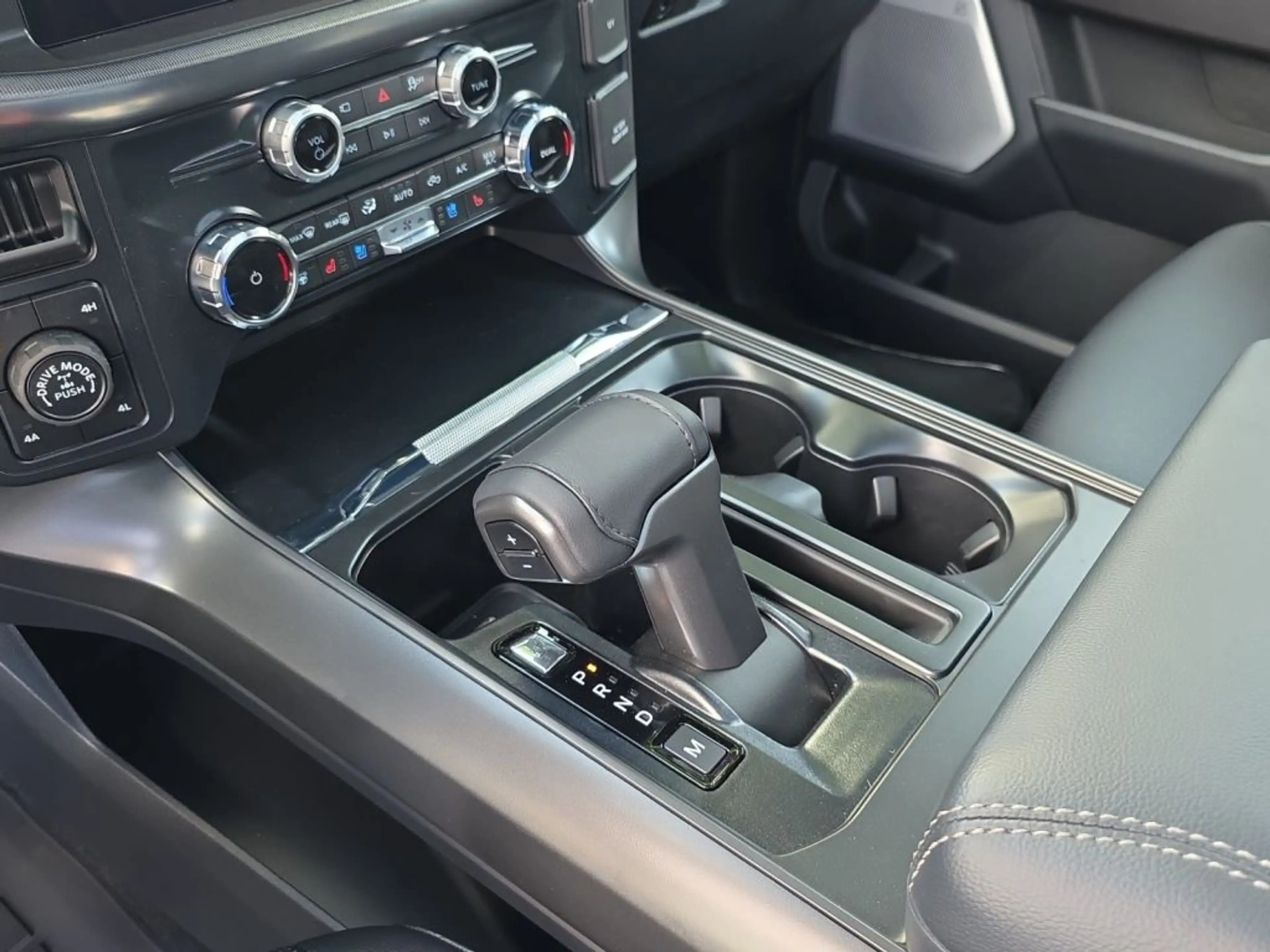 Ford F 150 5.0L V8 Black Edition Lariat MY2026 — photo 9