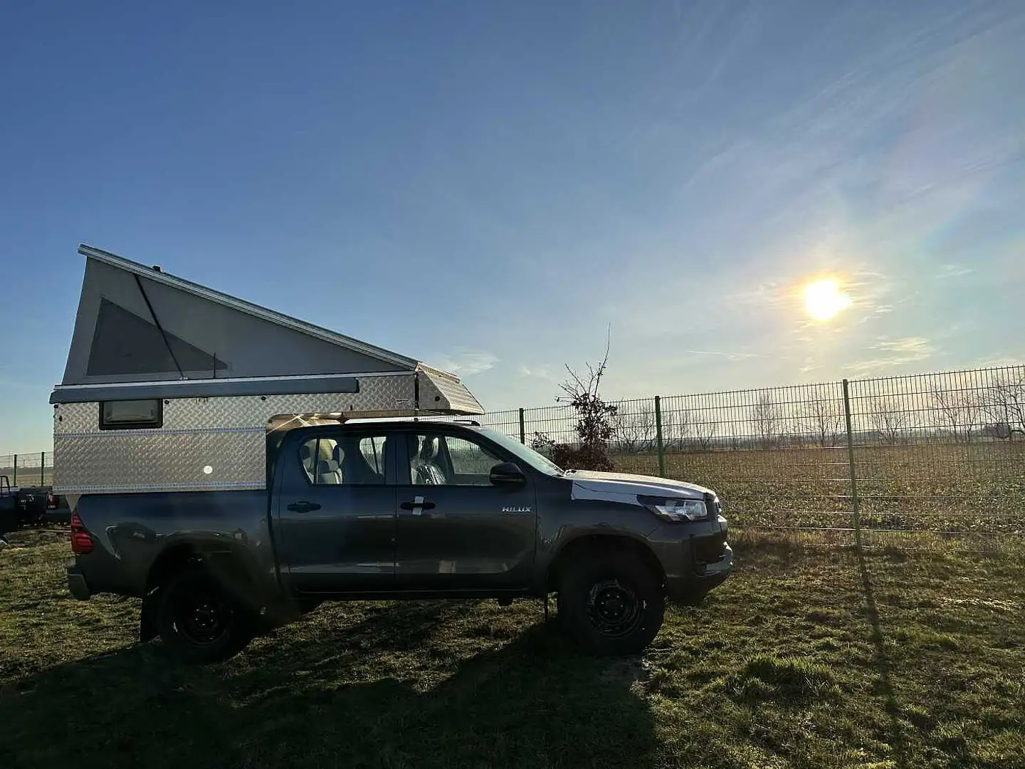 Toyota Hilux 2.4 4x4 Double Cab NESTLE TRAVEL MC Gris - 2