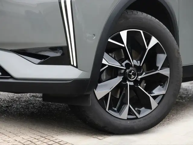 DS Automobiles DS 3 Crossback view 5