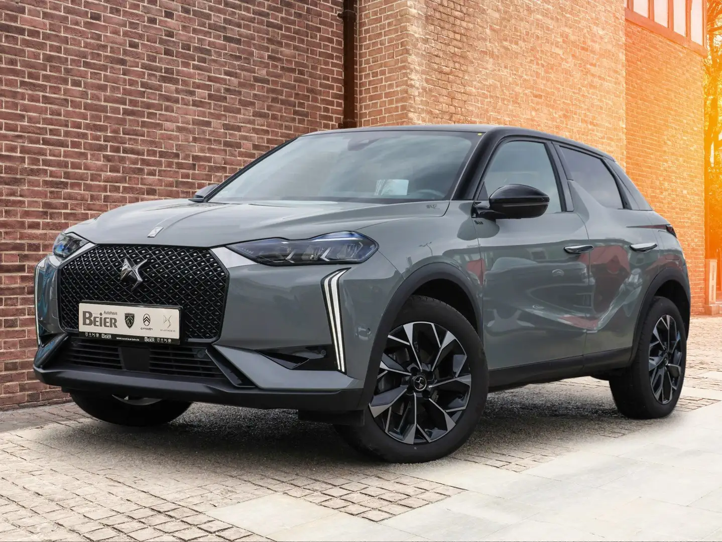 DS Automobiles DS 3 Crossback DS3 Crossback 1.2 PureTech 130 Rivoli Focal Sound- Grau - 2