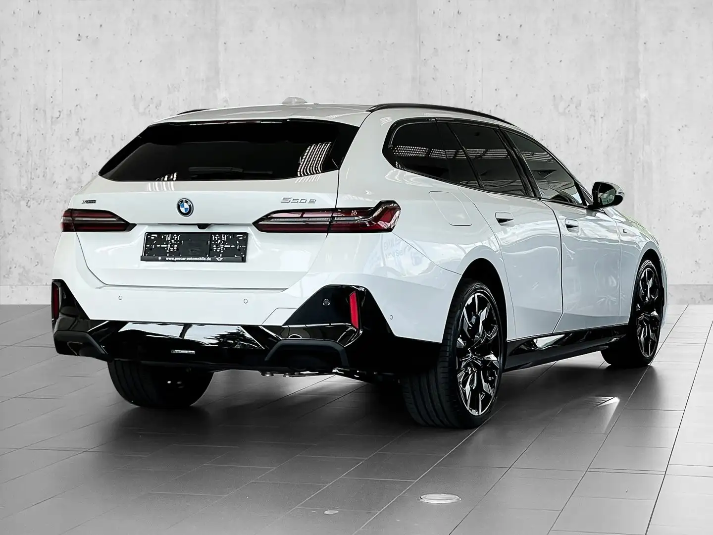 BMW 550 e xDrive SPORTPAKET+DA PROF+PA PROF+PANO+AHK+UVM. Blanco - 2