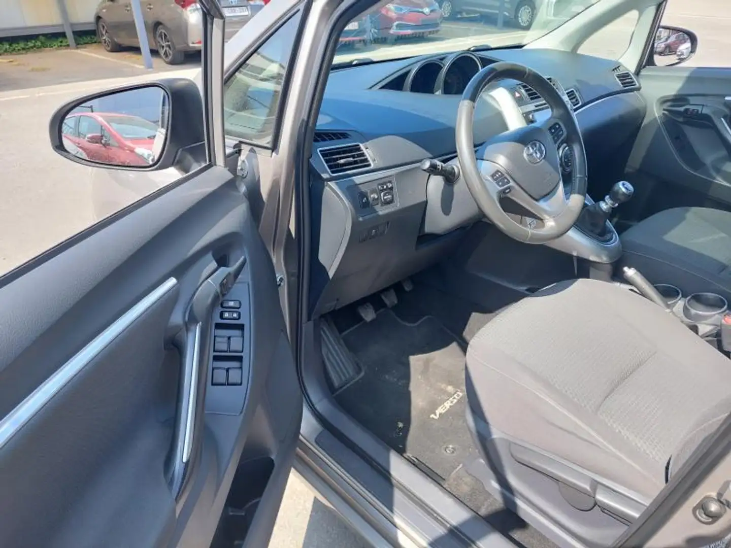 Toyota Verso 1.6/6MT Skyview Bruin - 2